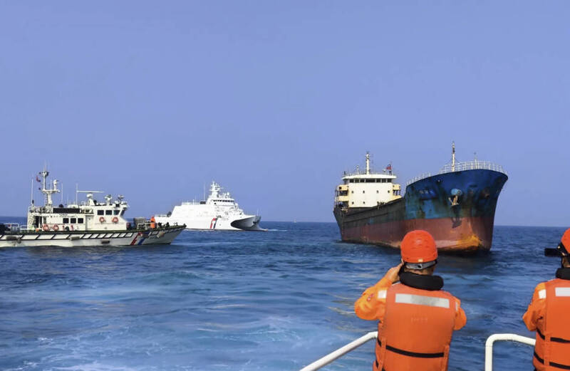 獨家》「暗船」侵入我海纜區測試反應?海巡強硬廣播驅離