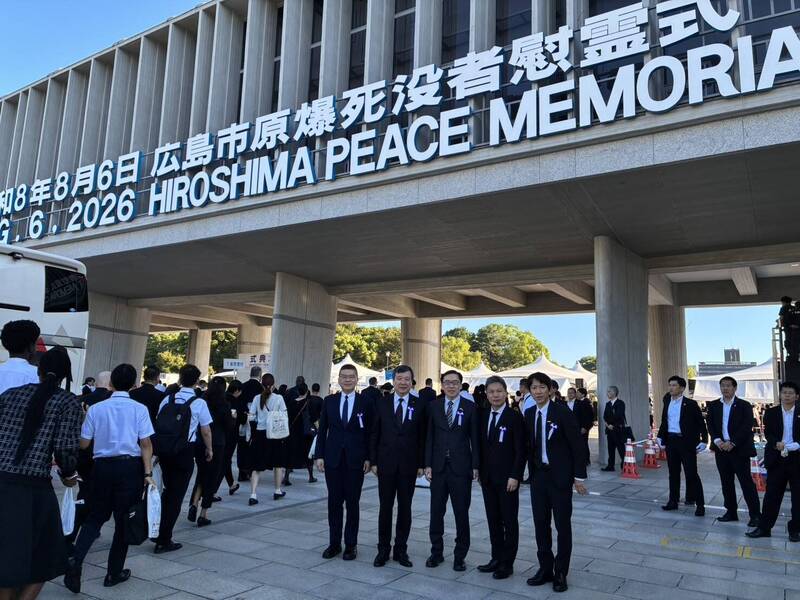 駐日代表李逸洋（左2）率駐大阪辦事處長范振國（中）等5人組成台灣代表團，出席今年的廣島和平紀念儀式。（駐日代表處提供）