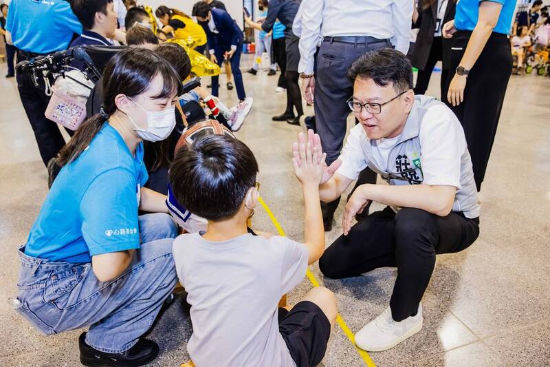 莊競程出席早療兒畢典 推兒童輔具媒合平台、不轉嫁社福成本