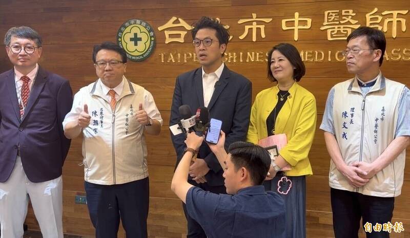 中醫、城市治理都講究「順」! 沈伯洋提溝通平台獲公會比讚