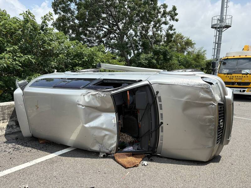 國1神岡段轎車自撞護欄翻覆 女駕駛載2名8旬婦輕傷