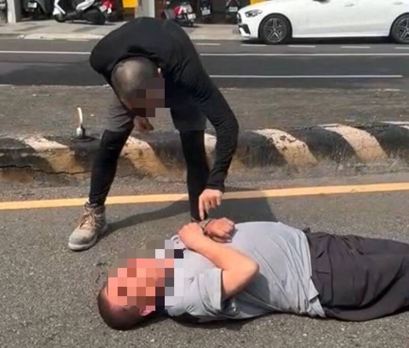 驚悚行車糾紛!台中阿伯怒氣沖沖拿刀劃傷人 下秒被打趴「口吐血沫」