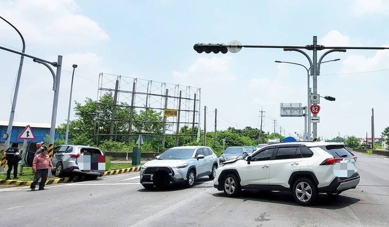 嘉義縣台82線路口2車撞擊 2人受傷送醫