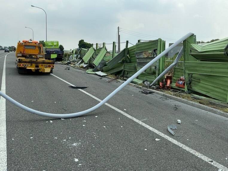 國道1嘉義民雄段聯結車爆胎自撞 一整排隔音牆倒塌