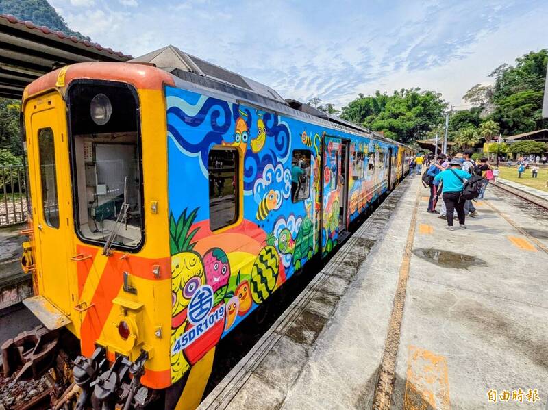 彩繪列車加持!集集支線復駛吸人潮 8/8再推車埕鐵道音樂趴