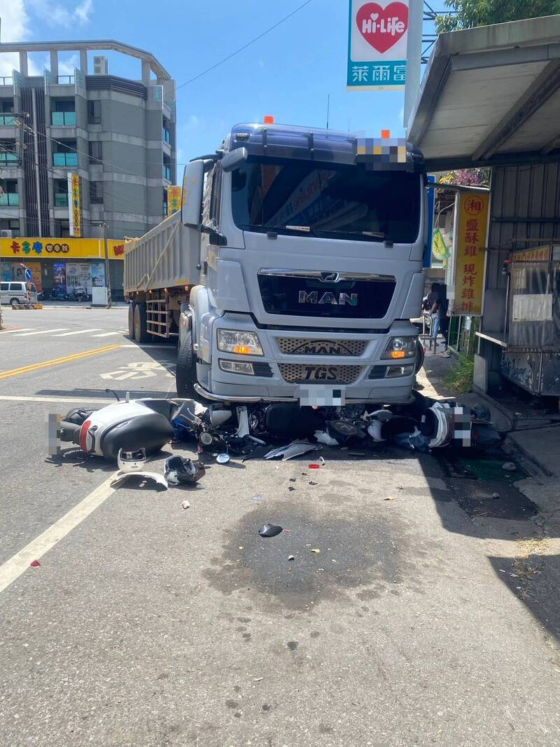 曳引車與小貨車擦撞 失控撞上停等紅燈機車釀3傷