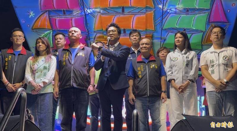 沈伯洋中山區拜廟談活絡商圈 受邀民宅作客拜訪高齡長輩