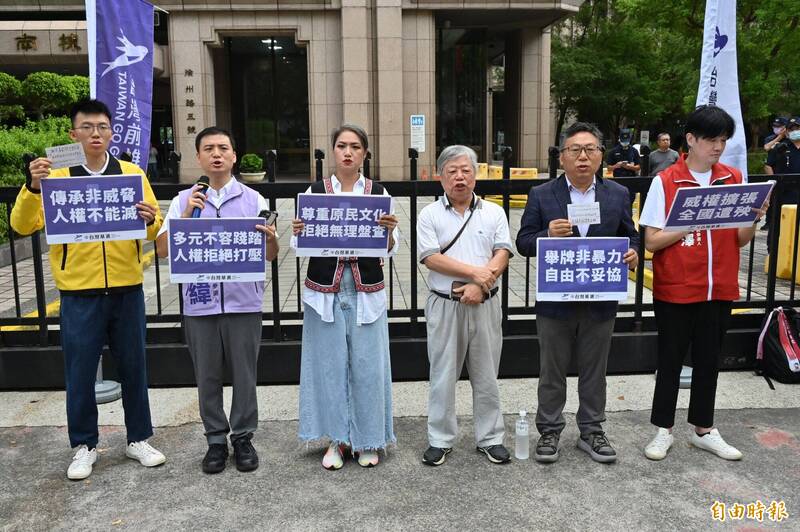 原民舉牌抗議「花蓮王」遭帶離 台灣前進:撤換花蓮警局長
