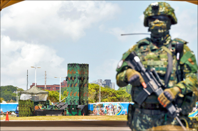 漢光42號演習昨進入第2天，空軍愛國者飛彈、天弓飛彈（見圖）防空部隊進駐大台北地區戰術位置待命接戰。（歐新社）