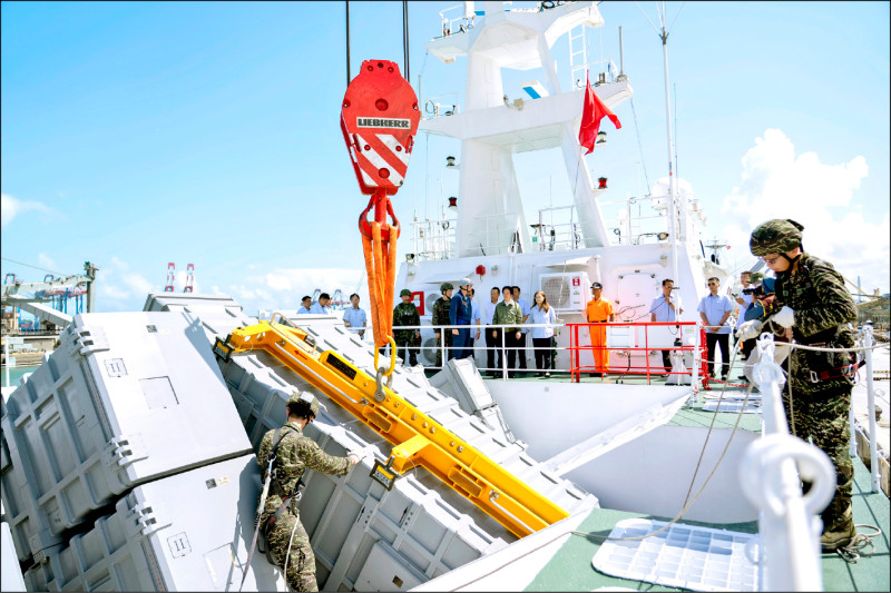 漢光42號演習 總統登八里艦 校閱飛彈槽掛載