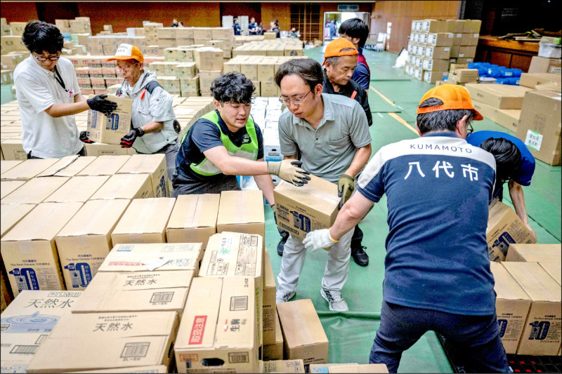 與日本熊本市締結友好交流協定的高雄市協助賑災，採購並運送飲用水、濕紙巾等救援物資，送抵八代市，分送避難所及老人福利機構。（法新社檔案照）