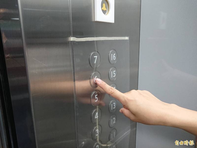 恐怖保全電梯逞慾! 監視器死角侵犯夜歸少男