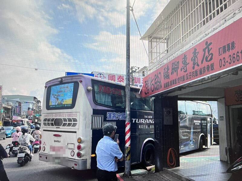 大客車右轉角度失準  碰撞店家招牌車窗玻璃碎裂