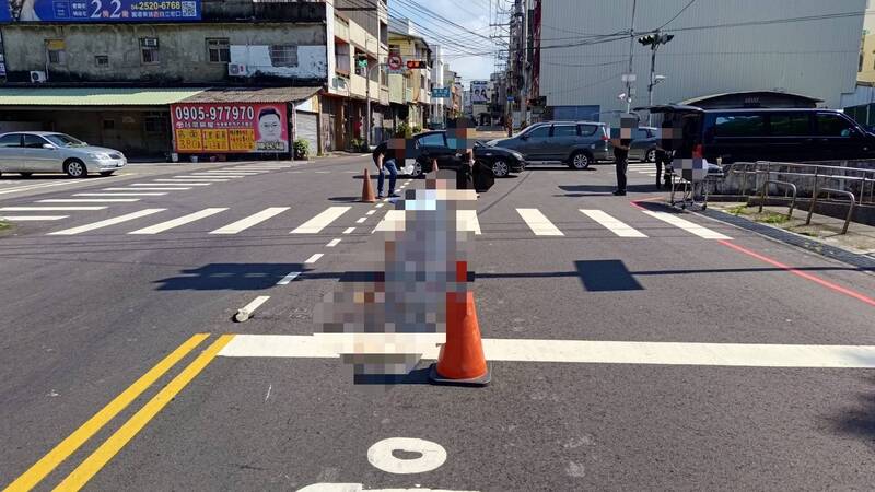 台中神岡89歲嬤過馬路 遭大貨車輾壓下半身重創亡