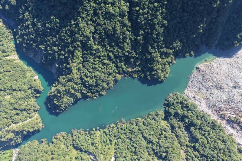 白海豚颱風逼近 萬里溪堰塞湖持續穩定溢流