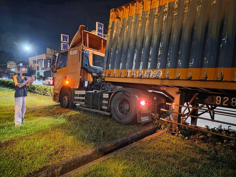 大榮貨運車五股自撞 司機酒駕扣車、業者連夜搬貨
