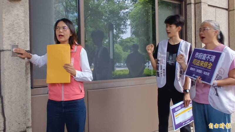桃園市議員沈佩玲（左1）7日赴桃園地檢署具體告發「廣川漾」、「廣川市1」涉嫌詐欺。（記者鄭淑婷攝）