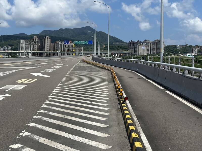 成蘆橋機車道設計不良曾釀死亡車禍 新北交通局將拆機車分隔島