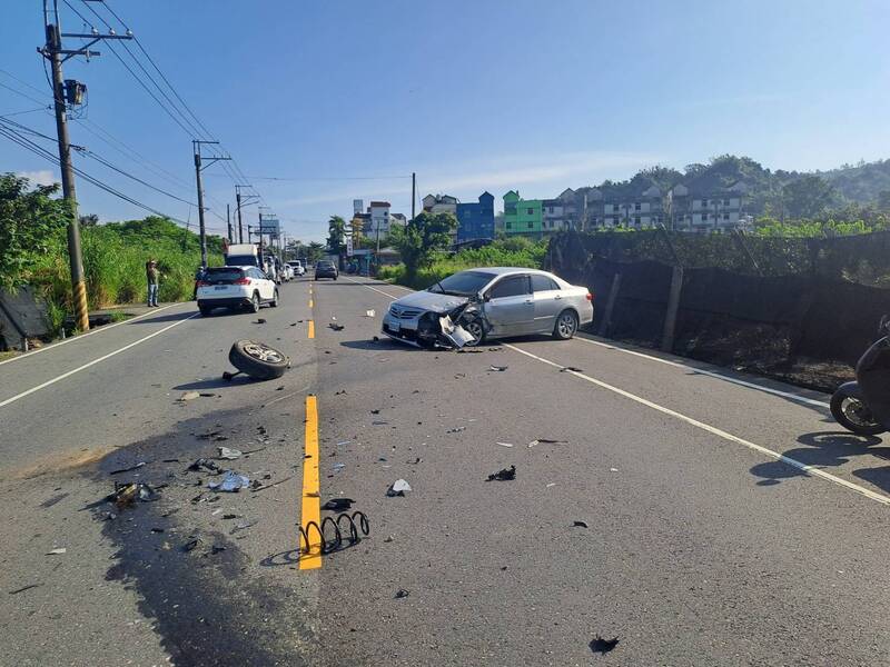 台東女駕駛超車拖板車 逆向與休旅車對撞