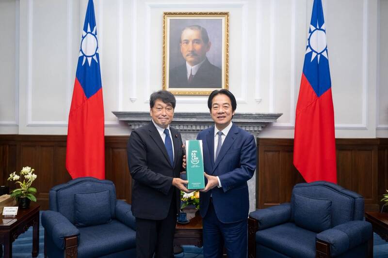 賴清德總統今（7）日下午接見「日本戰略研究論壇」暨「福和會」一行時表示，面對威權主義不斷擴張，期盼台日在經貿安全、高科技產業及社會韌性等領域繼續加強合作，攜手實現「自由開放的印度太平洋」願景。（總統府提供）