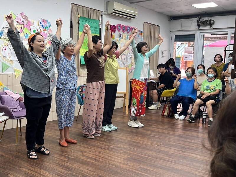 南風劇團深入10社區巡演生命故事 傳遞陪伴力量療癒長輩心靈