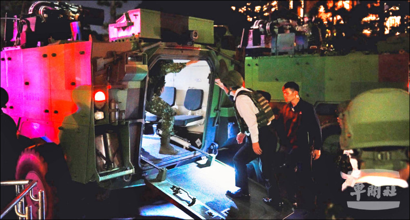 漢光首夜演練反斬首》賴總統夜赴衡指所 雲豹甲車三路欺敵護送