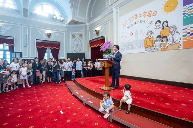 賴清德總統今（7）出席「115年總統府暨國家安全會議員工家庭日」，與府內員工及眷屬親切互動並合影留念。（總統府提供）