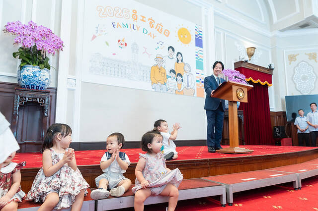 賴清德總統今（7）出席「115年總統府暨國家安全會議員工家庭日」，與府內員工及眷屬親切互動並合影留念。（總統府提供）