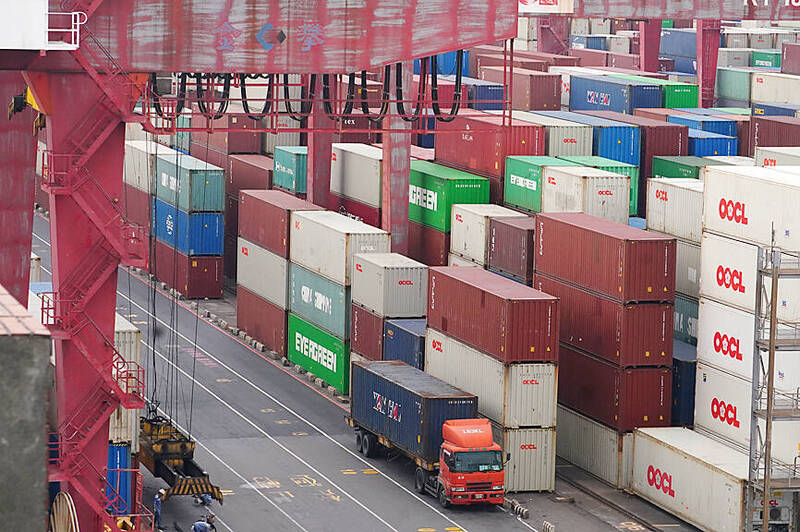 《TAIPEI TIMES》 Exports surge 32.9% amid AI demand