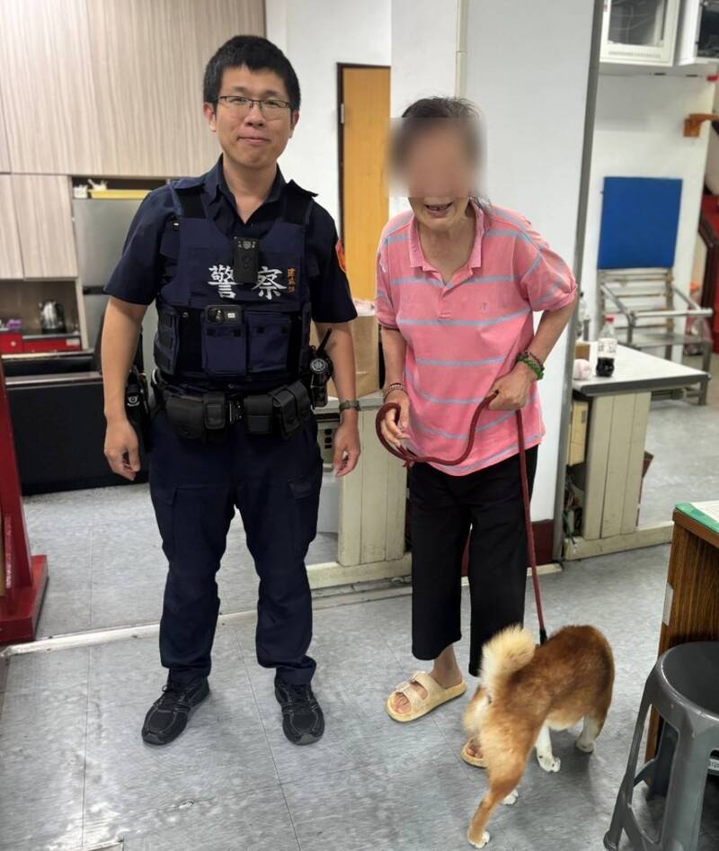 七旬婦人遛狗走失急報警 柴犬平安尋回破涕為笑