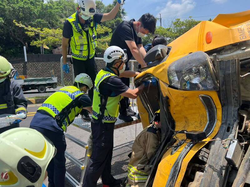 工程車過彎失控影像曝!直撞工廠大門旁樹幹翻覆 越籍駕駛一度受困