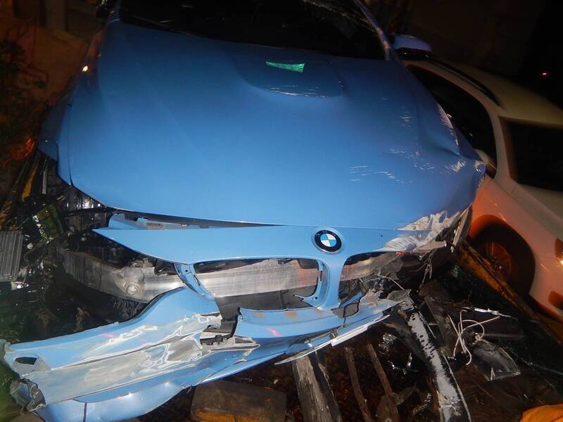 台74線驚見「四輪朝天」!藍色BMW疑競速失控 撞護欄翻覆車頭撞爛