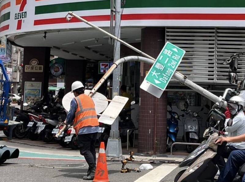 高雄聯結車扯落電纜 紅綠燈歪斜急搶修