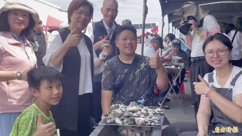8/8幫爸爸「補精氣」! 王功漁火節3000人烤蚵同樂
