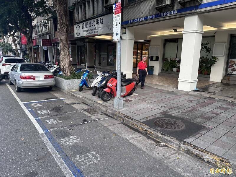 超商繳停車費竟要「多1步驟」 王欣儀:1年多印800萬張紙本末倒置