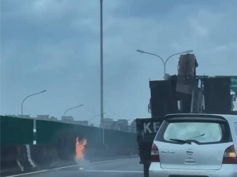 台74線驚見「無敵風火輪」!大貨車巨輪突單飛噴火 車陣中亂竄狂飆