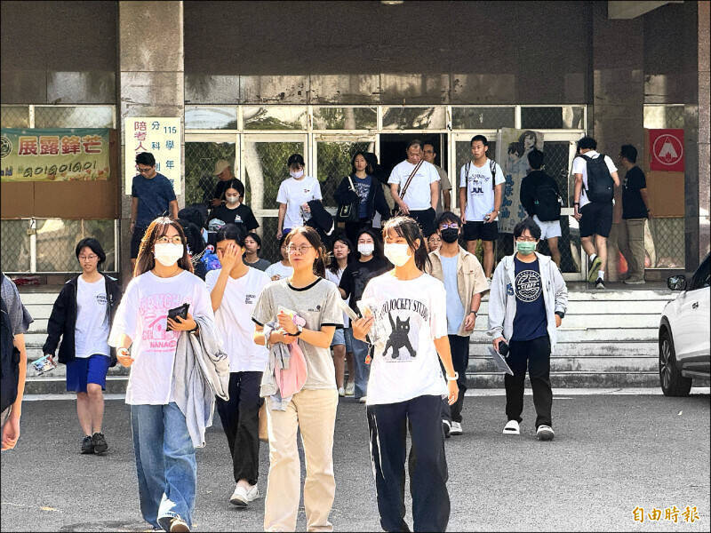 大學分發入學3.3萬人登記 8月17日放榜