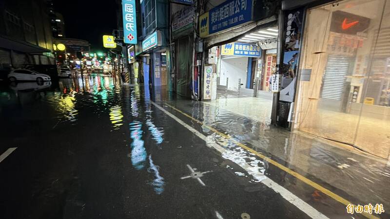 海水倒灌!基隆愛四路夜市周邊淹水 深及小腿肚