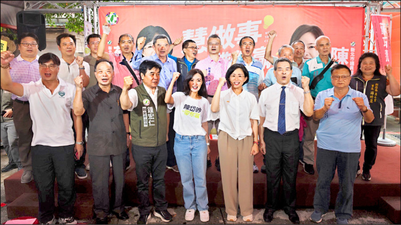 民進黨新北市長參選人蘇巧慧（前排右三）已與新北市議員、市議員參選人舉行多場座談會，昨日分享座談會精華內容，並強調共同提出多項女性政策。?（蘇巧慧競辦提供）