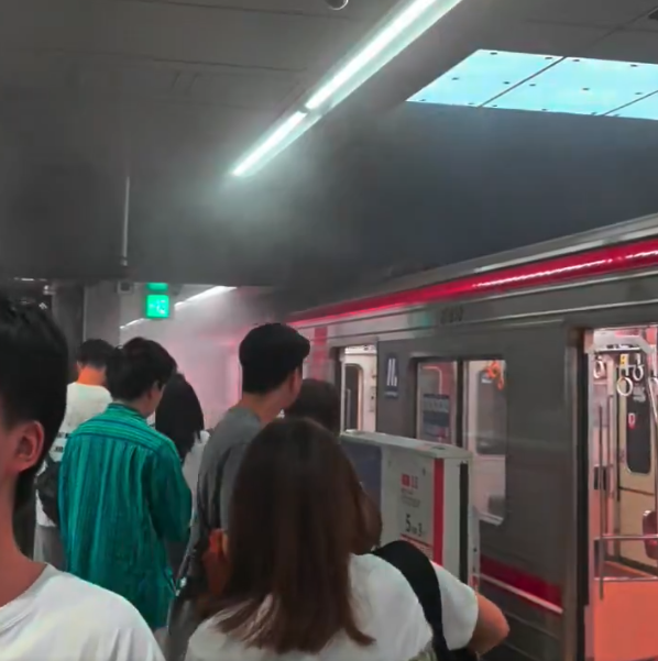 日本大阪地鐵列車乘客行動電源起火 御堂筋線全面停駛