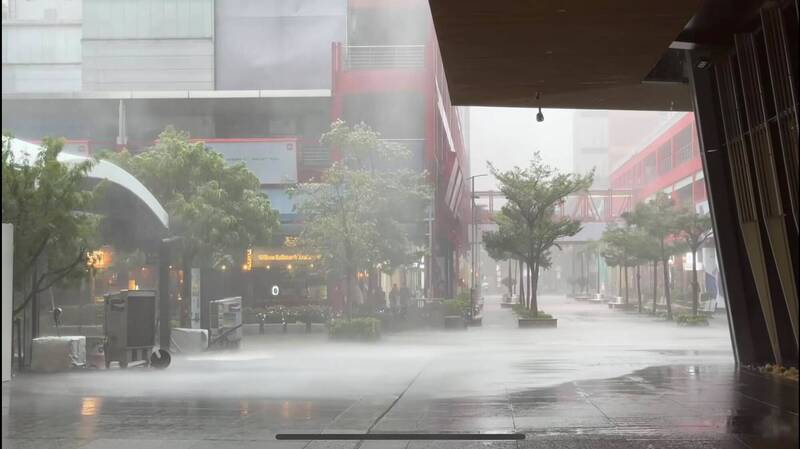 白海豚發威了! 北市信義區狂風大雨 路人險被吹走