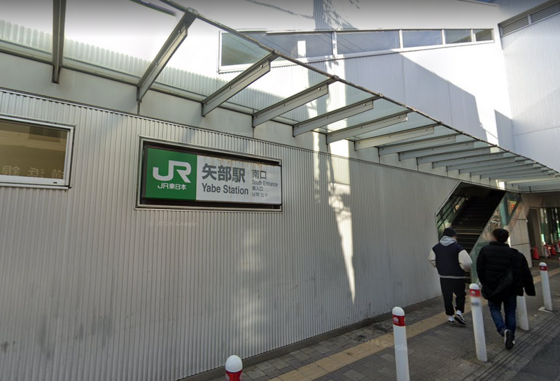 傻眼!日本神奈川列車超出月台50公尺 旅客無法下車