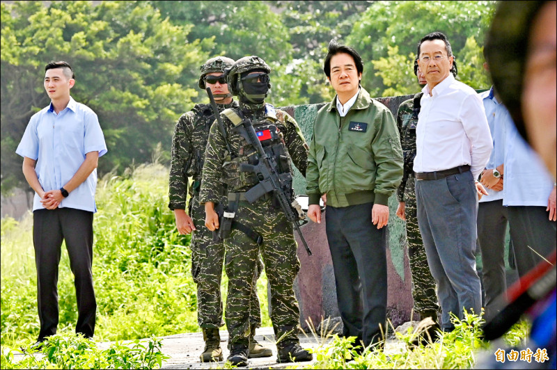 海陸官兵向總統賴清德、國防部長顧立雄進行操演說明，並簡介使用裝備。可見海陸官兵身上背有新換裝的美援M4A1突擊步槍。（記者叢昌瑾攝）