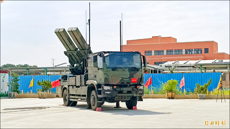 國軍漢光42號演習昨於桃園地區進行整體短程防空演練，出動中科院研發的「陸射劍二」防空飛彈系統，防護桃園沿海、桃園機場等重要設施。（記者鄭淑婷攝）