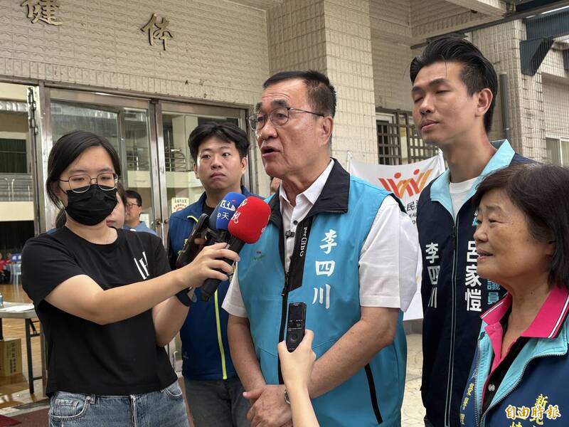 萬里龜吼港越籍攤商疑遭歧視 李四川心疼:政治別帶到攤子裡