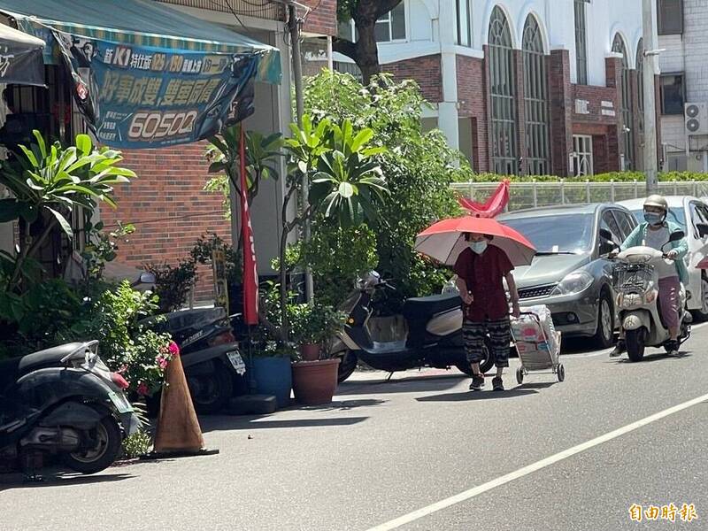 盆栽佔道釀行人地獄2-2》高雄盆栽路霸族橫行威脅道安 市府消極反助長