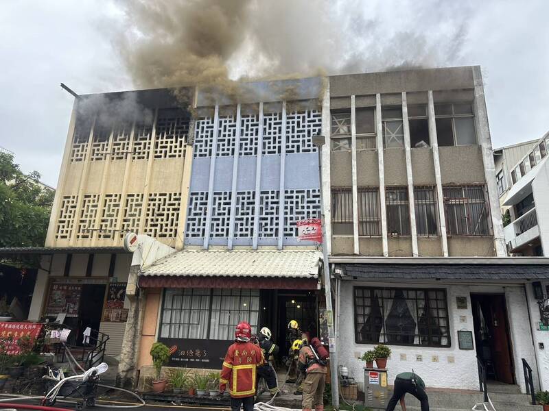 府城市區2餐廳相繼失火 打火兄弟忙救災