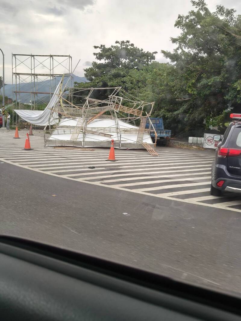 台東清早一陣強風 4女性參選人看板吹倒「行最鞠躬禮」