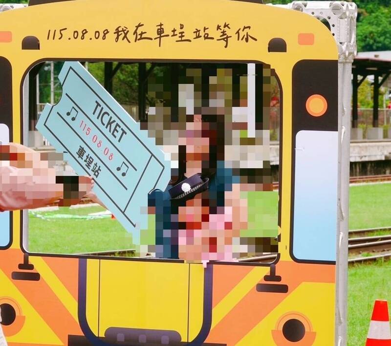 「車埕鐵道音樂嘉年華」一日站長體驗，小朋友戴上車長帽拍照。（日管處提供）