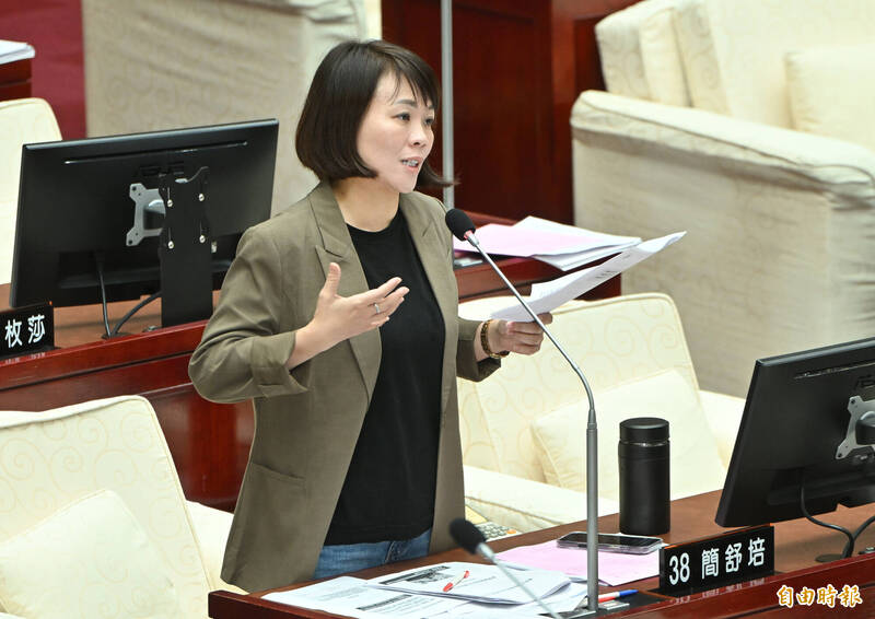 巴威放颱風準備假、白海豚不放假 簡舒培批蔣萬安兩套標準還推責